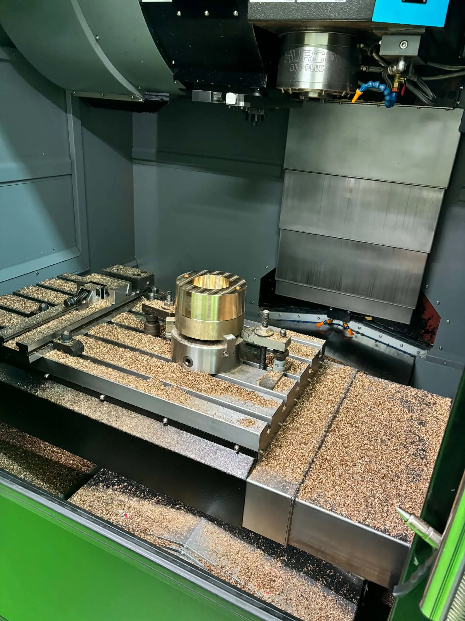 Centre d'usinage CNC en production